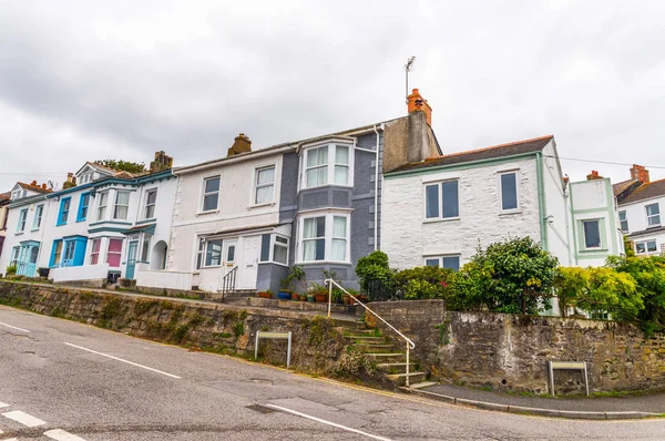 binalar, renkli cephe ile bir sahil kasabasında sokak tr