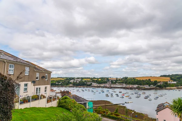 Tekneler ve gemiler arka plan silahli içinde küçük bir limanda palamarla