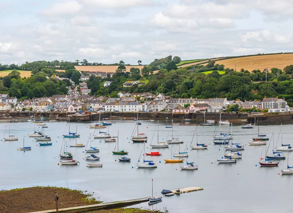 Tekneler ve gemiler arka plan silahli içinde küçük bir limanda palamarla