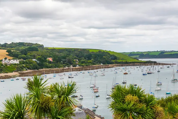 Tekneler ve gemiler arka plan silahli içinde küçük bir limanda palamarla