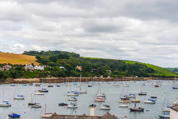 Tekneler ve gemiler arka plan silahli içinde küçük bir limanda palamarla