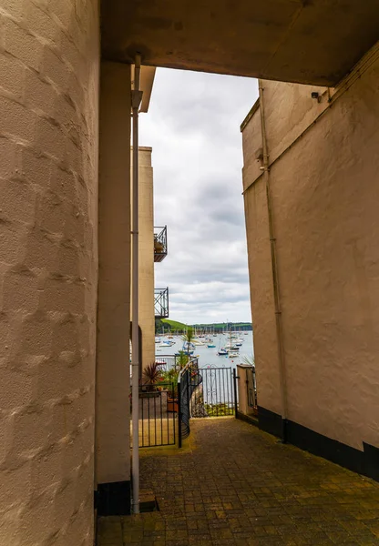 Båtar och fartyg förtöjda i en liten hamn, i den bakgrunden coasta — Stockfoto