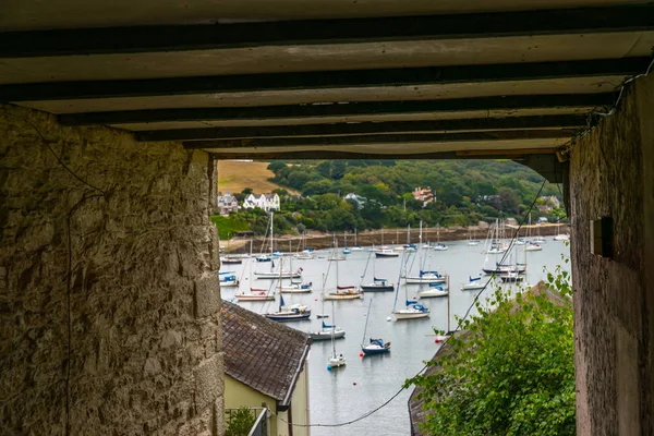 Tekneler ve gemiler arka plan silahli içinde küçük bir limanda palamarla