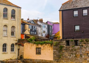 binalar, renkli cephe ile bir sahil kasabasında sokak tr