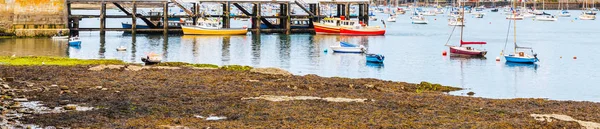 Boats and ships moored in a small port, in the background coasta — Stock Photo, Image