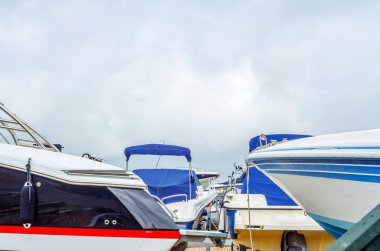 Stand, sahilde tekne yat parçası üzerinde yakın l