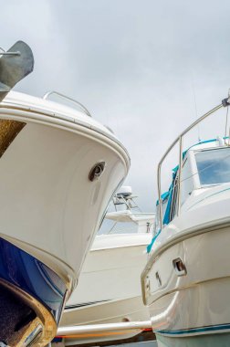 Stand, sahilde tekne yat parçası üzerinde yakın l