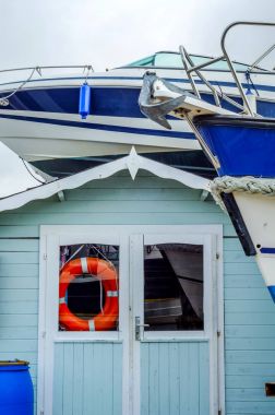 Stand, sahilde tekne yat parçası üzerinde yakın l