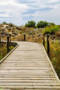 kumlu plaja pa lider dunes içinde ahşap tahta