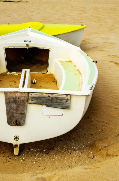 Barco na areia, bela praia de areia, barco para lazer e fi — Fotografia de Stock