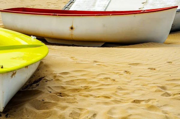 Boat on the sand, beautiful sandy beach, boat for leisure and fi — Stock Photo, Image