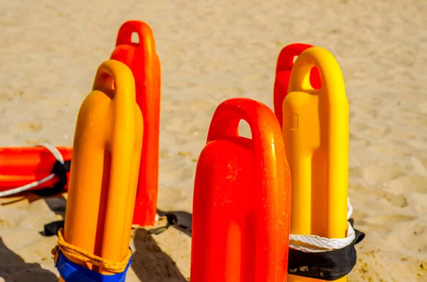 Närbild av en räddning bojar i sanden på en strand i Medite — Stockfoto