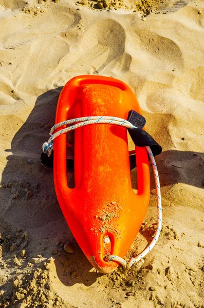 Primer plano de una boya de rescate en la arena de una playa en el Medite —  Fotos de Stock