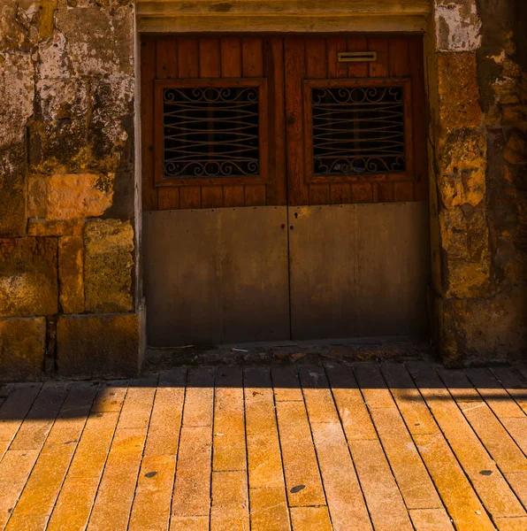 Porta velha com textura interessante, elemento de arquitetura, inte — Fotografia de Stock