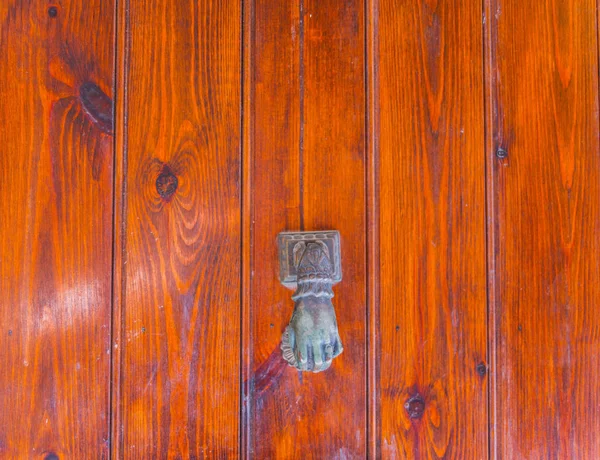 门上有黄铜门环形状的一只手，美丽的耐性 — 图库照片