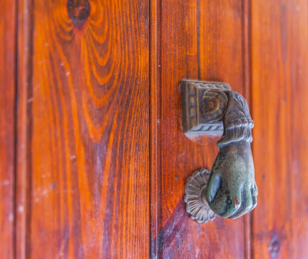 Pintu dengan pengetuk kuningan dalam bentuk tangan, indah entran — Stok Foto