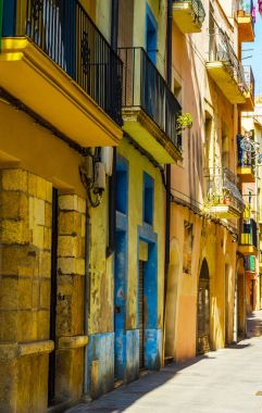 büyüleyici dar sokak, sokak bina renkli cepheler