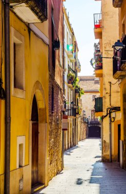 büyüleyici dar sokak, sokak bina renkli cepheler