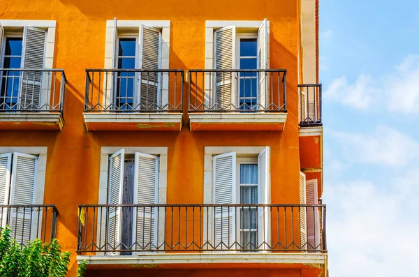 Şık balkon korkuluk, bir metal katı mimari elemen