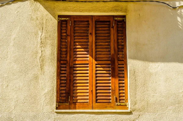 Persianas em um antigo edifício de estilo europeu, arquitetônico — Fotografia de Stock