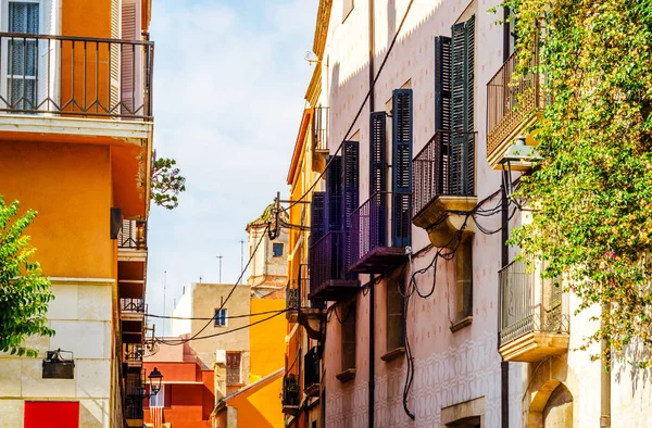 Rua estreita encantadora, rua com fachadas coloridas do edifício — Fotografia de Stock