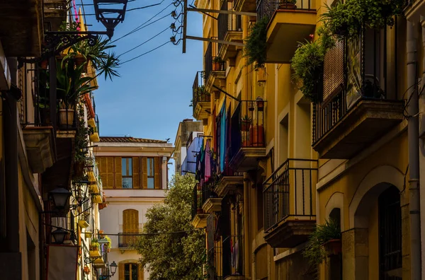 Rua estreita encantadora, rua com fachadas coloridas do edifício — Fotografia de Stock