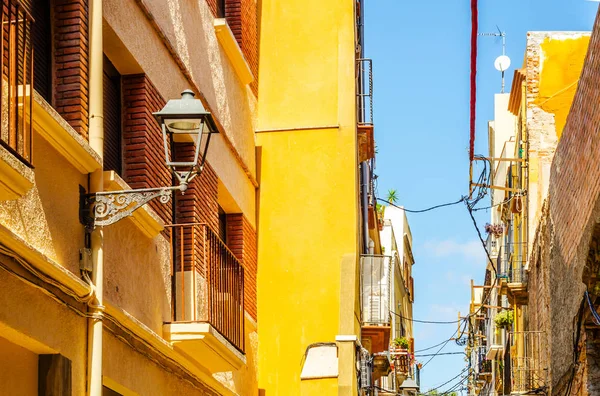 büyüleyici dar sokak, sokak bina renkli cepheler