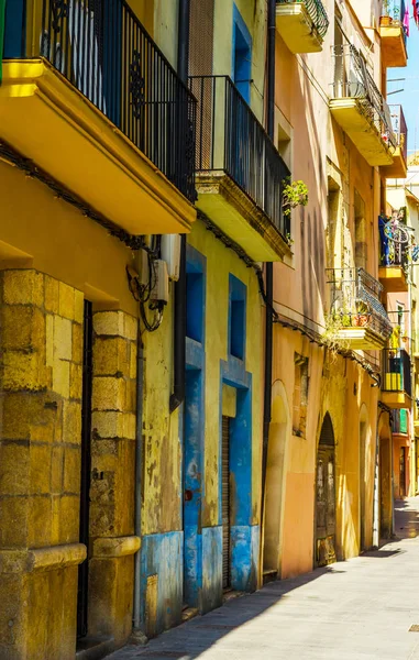 büyüleyici dar sokak, sokak bina renkli cepheler