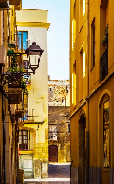 büyüleyici dar sokak, sokak bina renkli cepheler