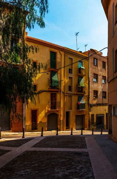 Rua estreita encantadora, rua com fachadas coloridas do edifício — Fotografia de Stock