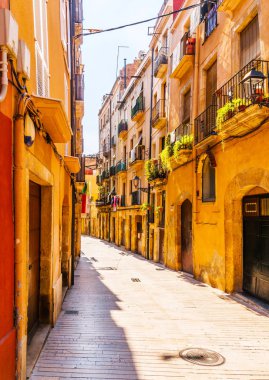 büyüleyici dar sokak, sokak bina renkli cepheler