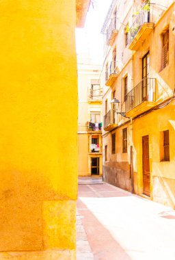büyüleyici dar sokak, sokak bina renkli cepheler