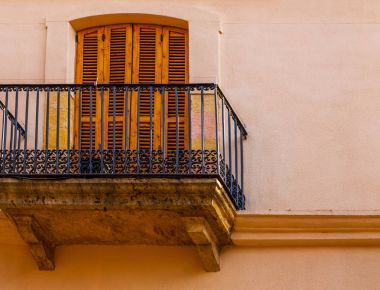 Şık balkon korkuluk, bir metal katı mimari elemen