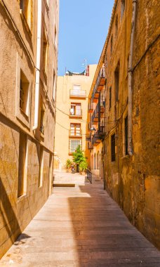 büyüleyici dar sokak, sokak bina renkli cepheler