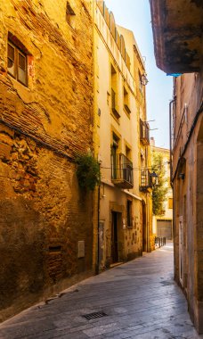 büyüleyici dar sokak, sokak bina renkli cepheler