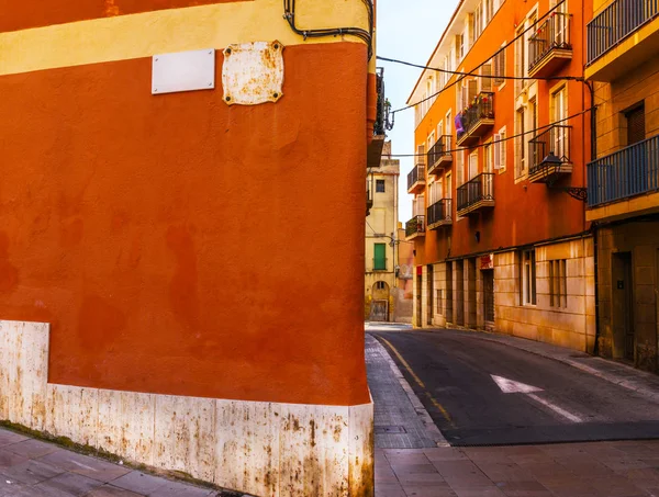 Rua estreita encantadora, rua com fachadas coloridas do edifício — Fotografia de Stock
