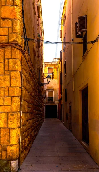 Encantadora calle estrecha, calle con fachadas de colores del edificio — Foto de Stock