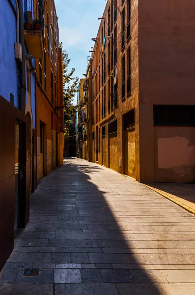 Charmante rue étroite, rue aux façades colorées du bâtiment — Photo