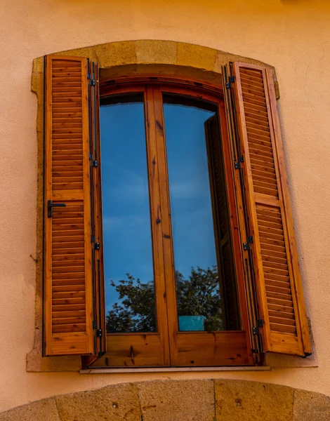 Persianas em um antigo edifício de estilo europeu, arquitetônico — Fotografia de Stock