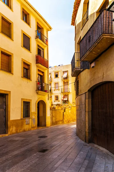 Encantadora calle estrecha, calle con fachadas de colores del edificio — Foto de Stock