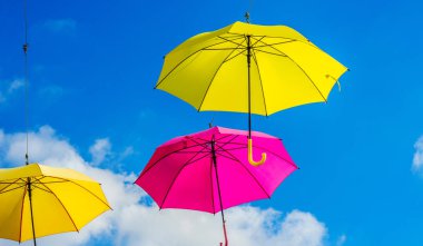 Renkli şemsiyeler kentsel sokak dekorasyon. Um renkli asılı