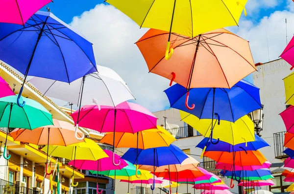 Colorido guarda-chuvas decoração urbana rua. Pendurado um colorido — Fotografia de Stock