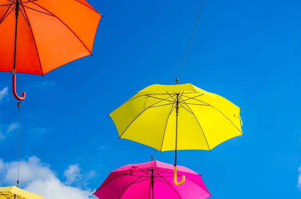 Parapluies colorés décoration urbaine de rue. Pendaison coloré um — Photo