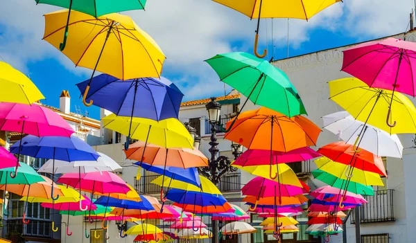 Paraguas coloridos decoración urbana calle. Colgando de colores um — Foto de Stock