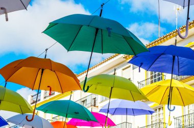 Renkli şemsiyeler kentsel sokak dekorasyon. Um renkli asılı