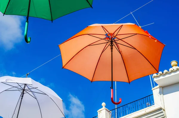 Colorido guarda-chuvas decoração urbana rua. Pendurado um colorido — Fotografia de Stock