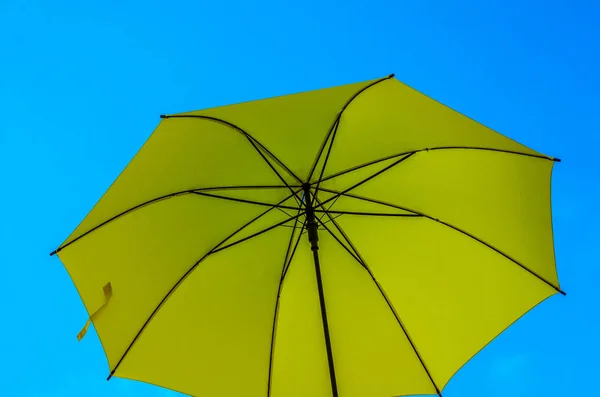 Parapluies colorés décoration urbaine de rue. Pendaison coloré um — Photo