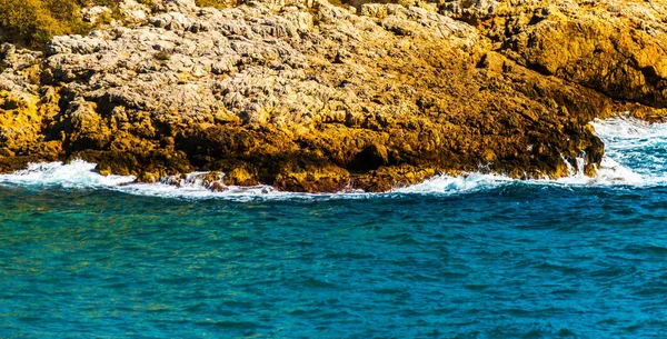 Ψηλό βράχο πάνω από τη θάλασσα, φόντο στη θάλασσα το καλοκαίρι, πολλοί πιτσίλισμα — Φωτογραφία Αρχείου