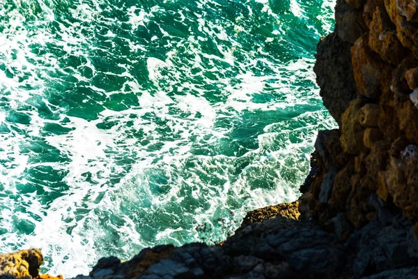 多くしぶき海夏の海の背景の上の高い崖の上 — ストック写真