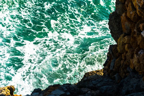 Alto acantilado sobre el mar, fondo de mar de verano, muchas salpicaduras — Foto de Stock